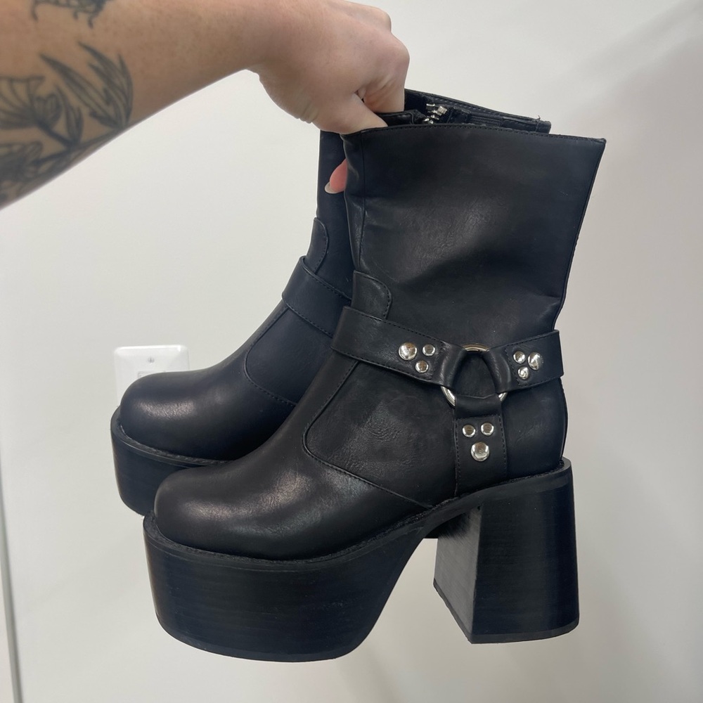 Dollskill Platforms